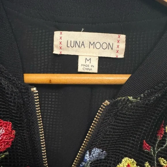 Elegant Black Floral Bomber Jacket - Picture 4 of 10